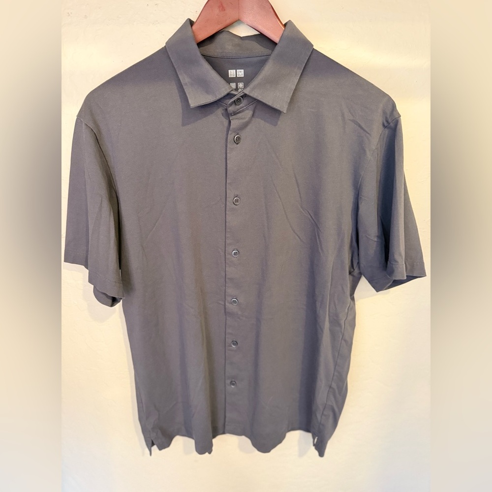 Uniqlo Men's Charcoal short sleeve shirt M